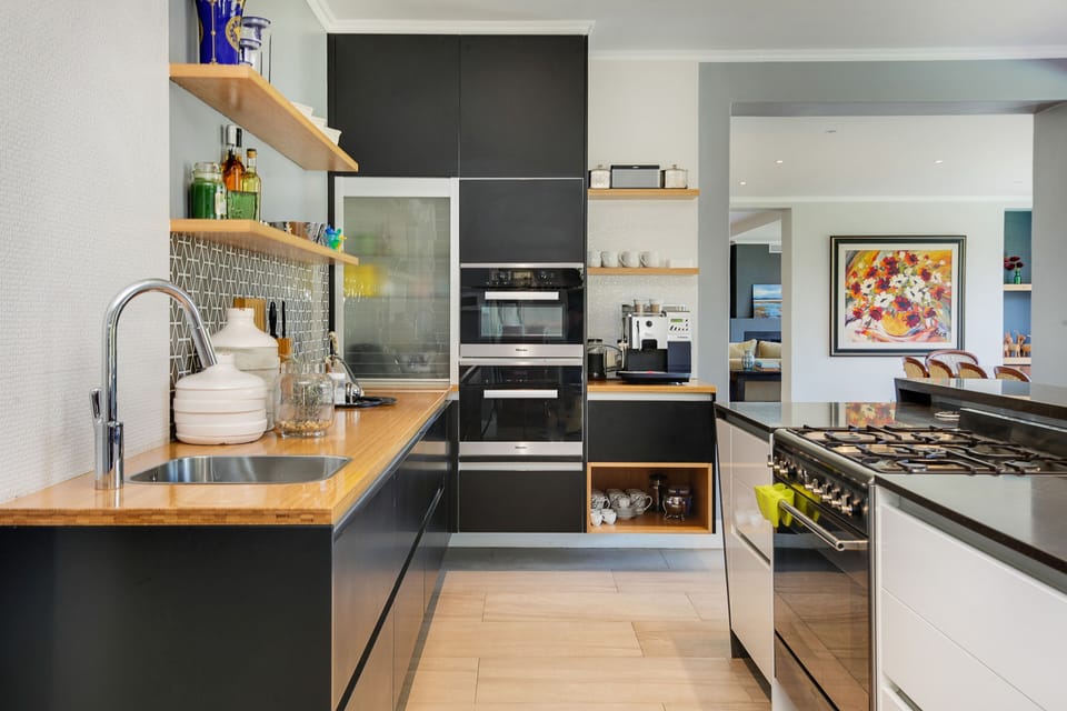 Fully kitted kitchen with gas hob.