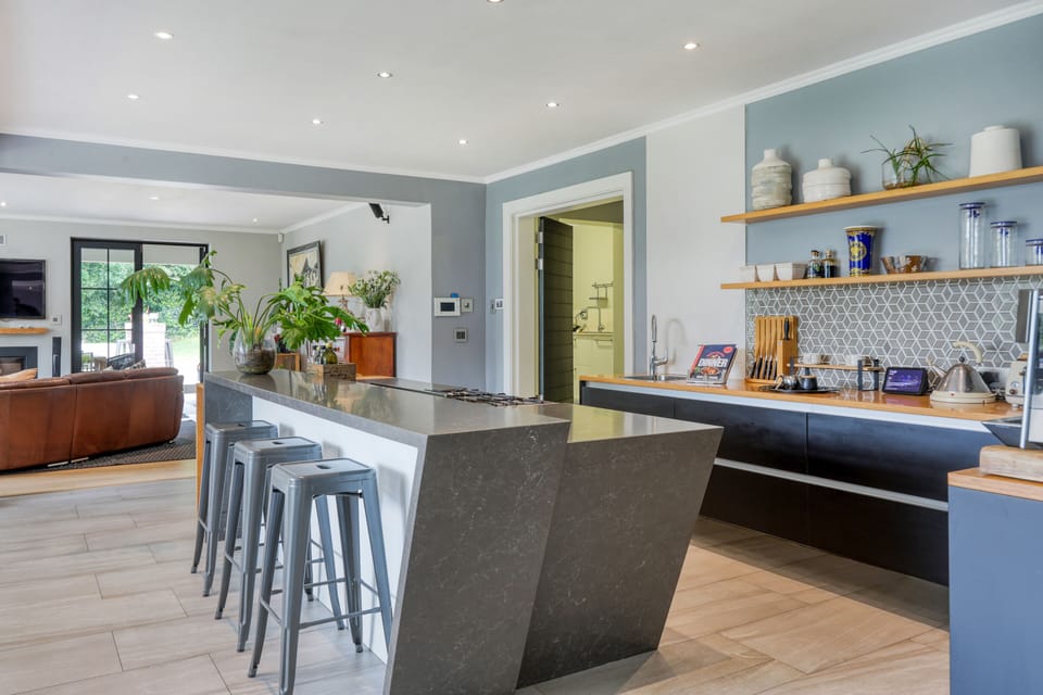 Centre kitchen prep island.