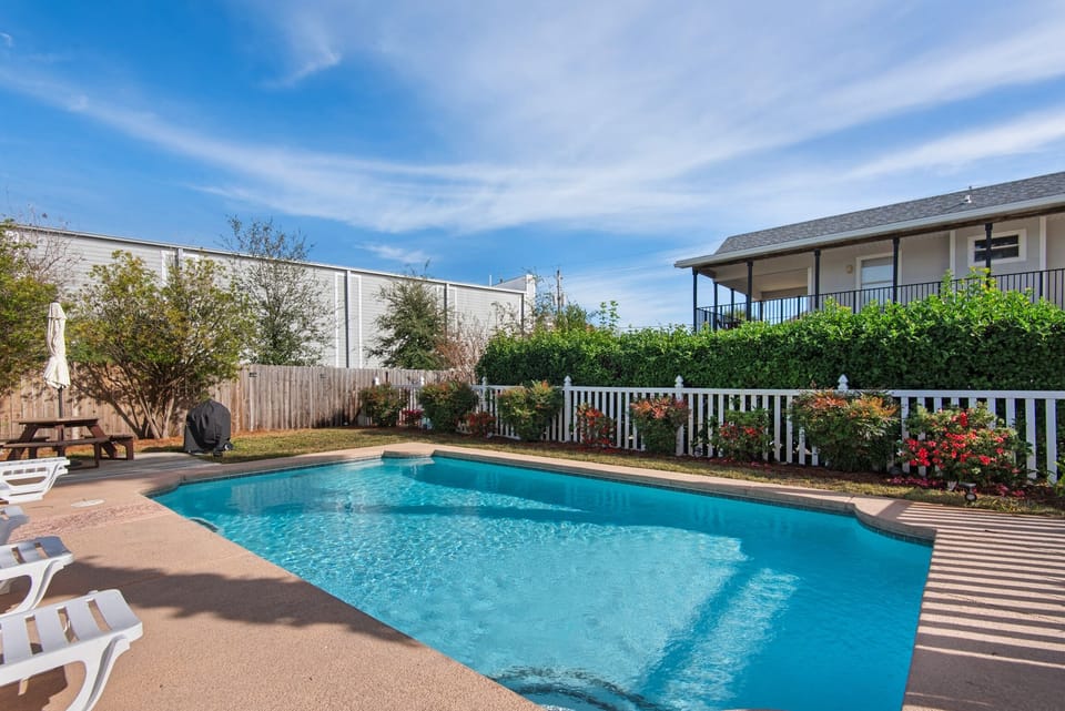Aloha Cottage pool