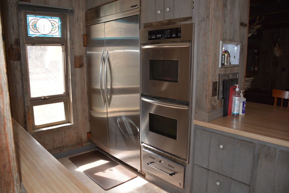 Kitchen: Kitchenaid Double ovens and oversize fridge/freezer.