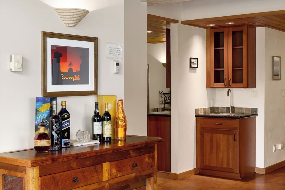 A convenient wet bar makes entertaining and evening drinks easy.