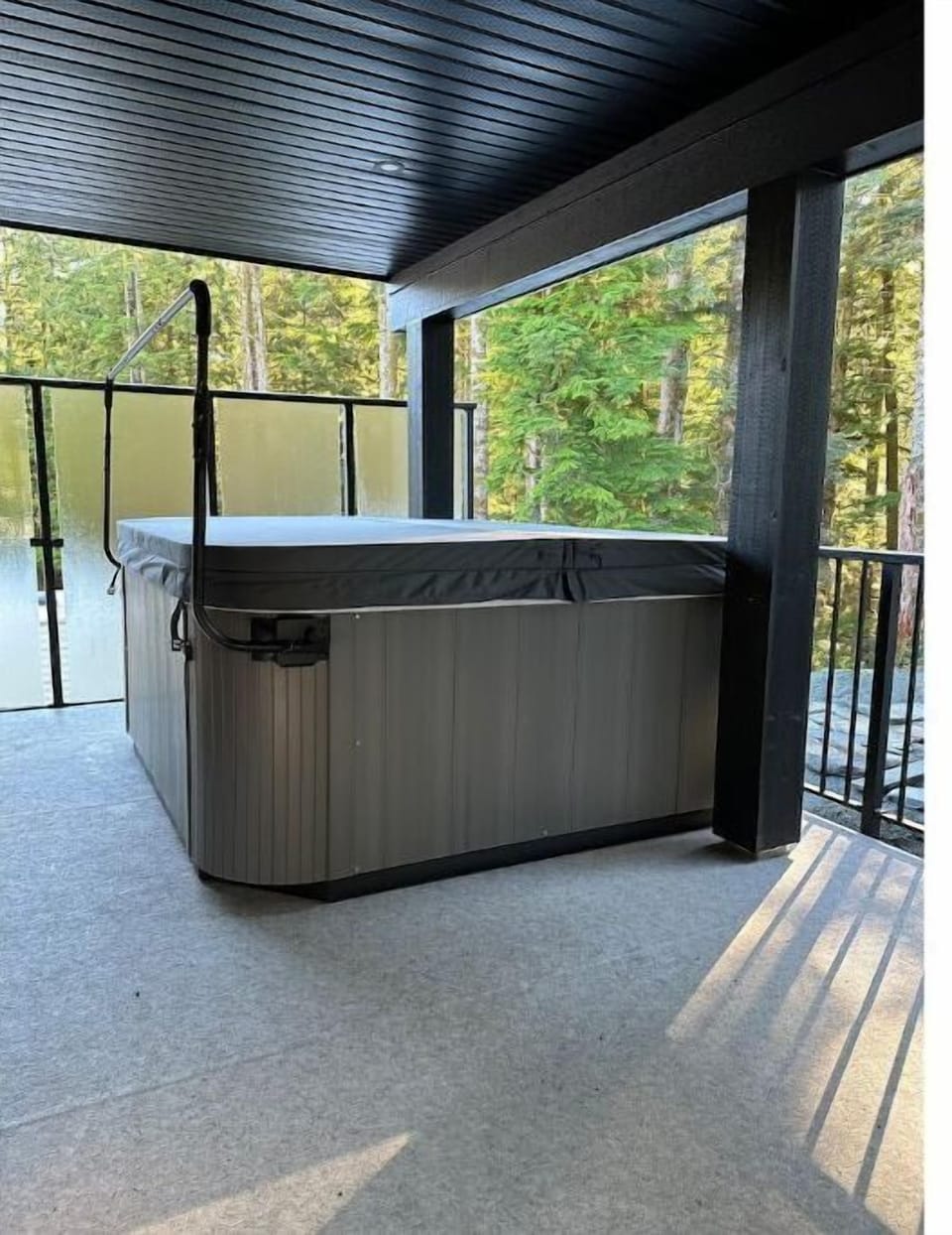 Deluxe 7 person hot tub!
