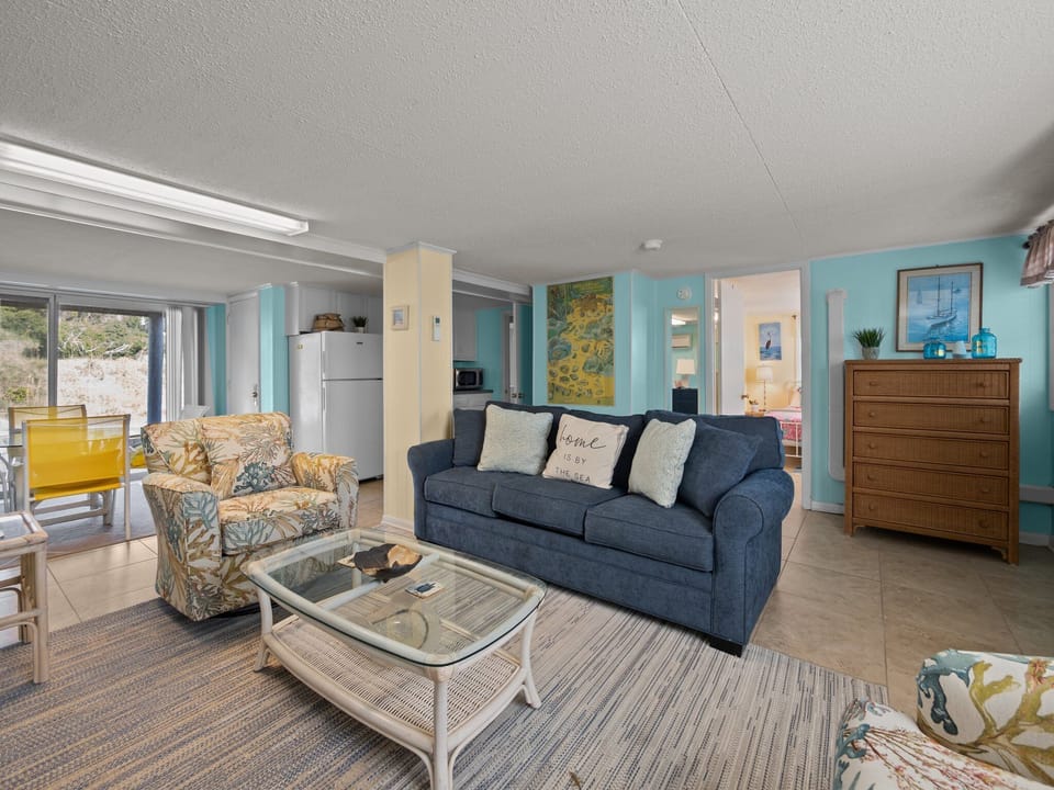 Relax in your coastal-themed living space with comfy seating and ocean-inspired décor that instantly puts you in vacation mode.