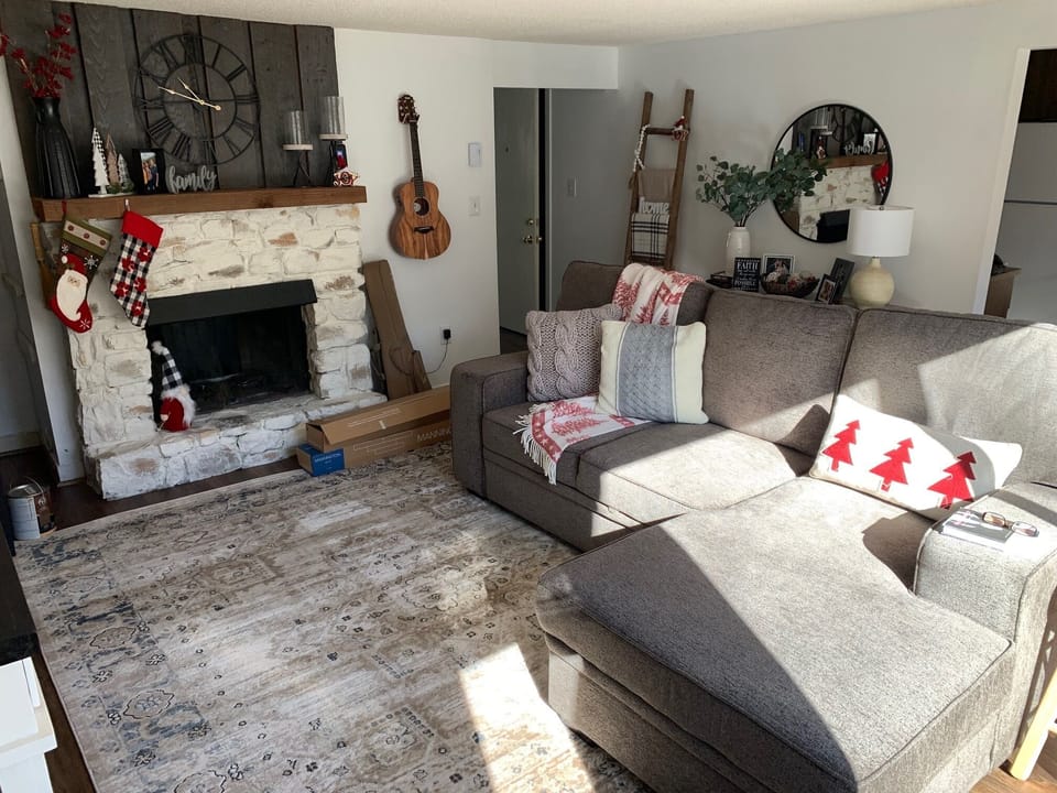 Beautifully decorated open & bright living room. Sofa opens to a comfortable Qn