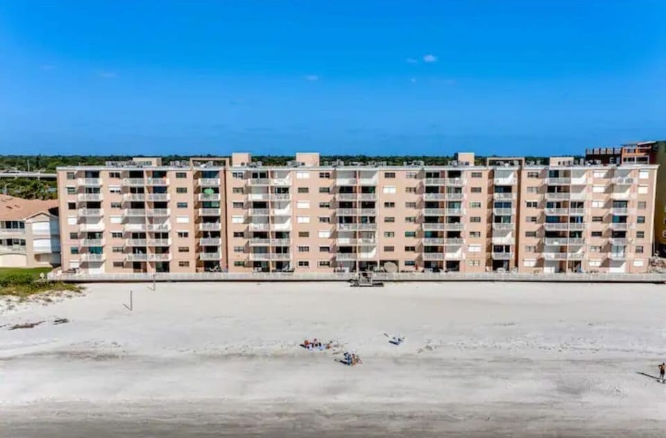 Directly on the Beach!!