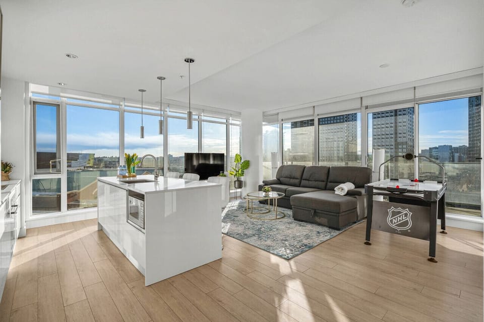 The Guardian Luxurious Condo /w 2 BR, large living area and full kitchen.