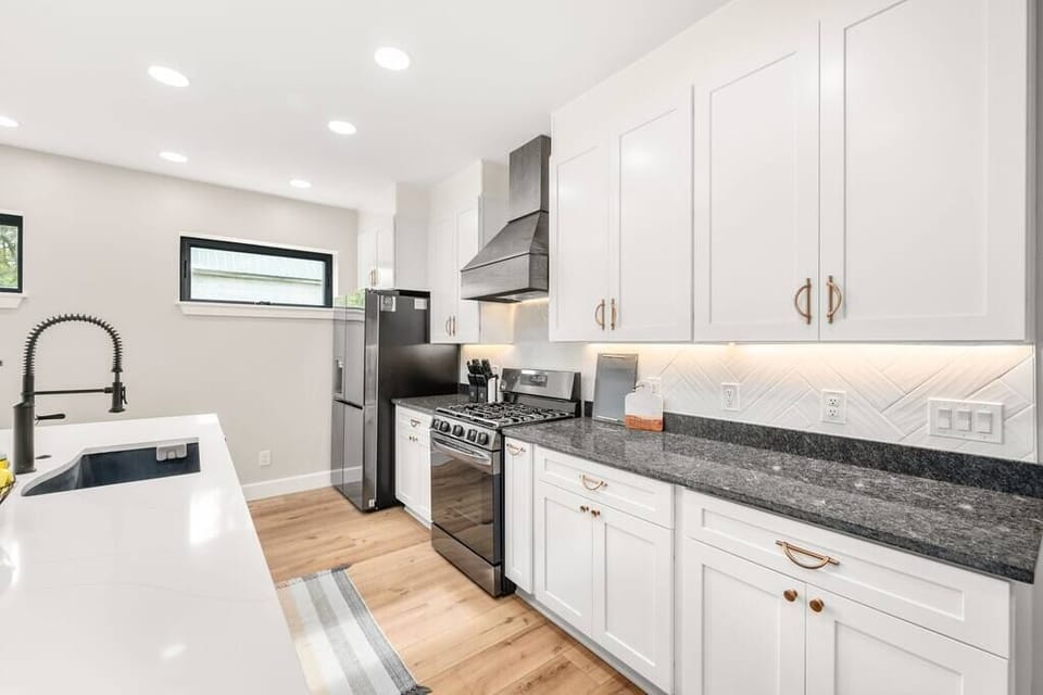 Fully equipped Chef's Kitchen - ready for all your meal needs! (2)
