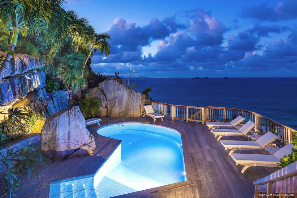 Modern and chic outdoor lighting, charming atmosphere.