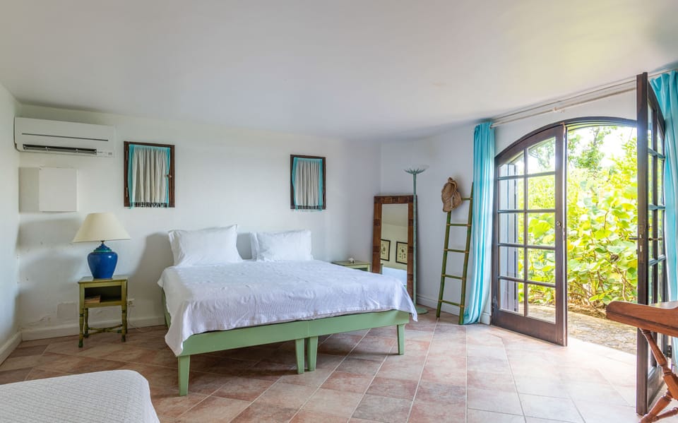 Air conditioning, king size bed, HD-TV, Dish network, ceiling fan. En-suite bathroom with shower. 