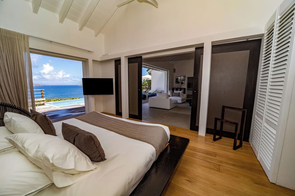 On the main level. King size bed, air conditioning, ceiling fan, safe, HD-TV, Dish Network, Apple TV. Ensuite bathroom. Opens onto the terrace and the living room. 