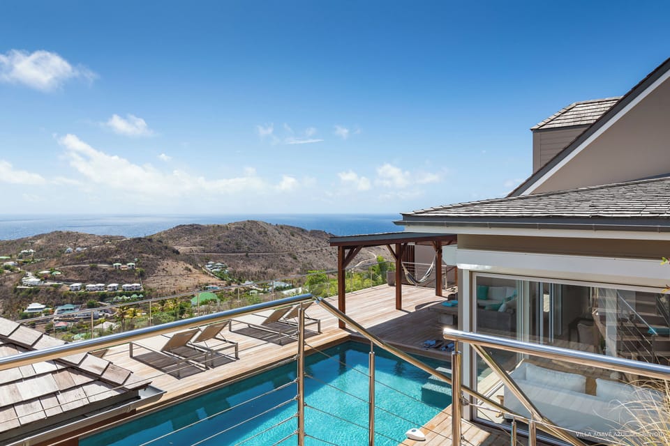 Panoramic and spectacular view of the ocean and sunsets.