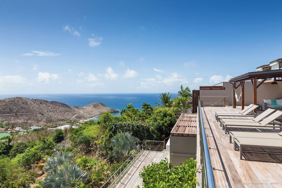 Panoramic and spectacular view of the ocean and sunsets.