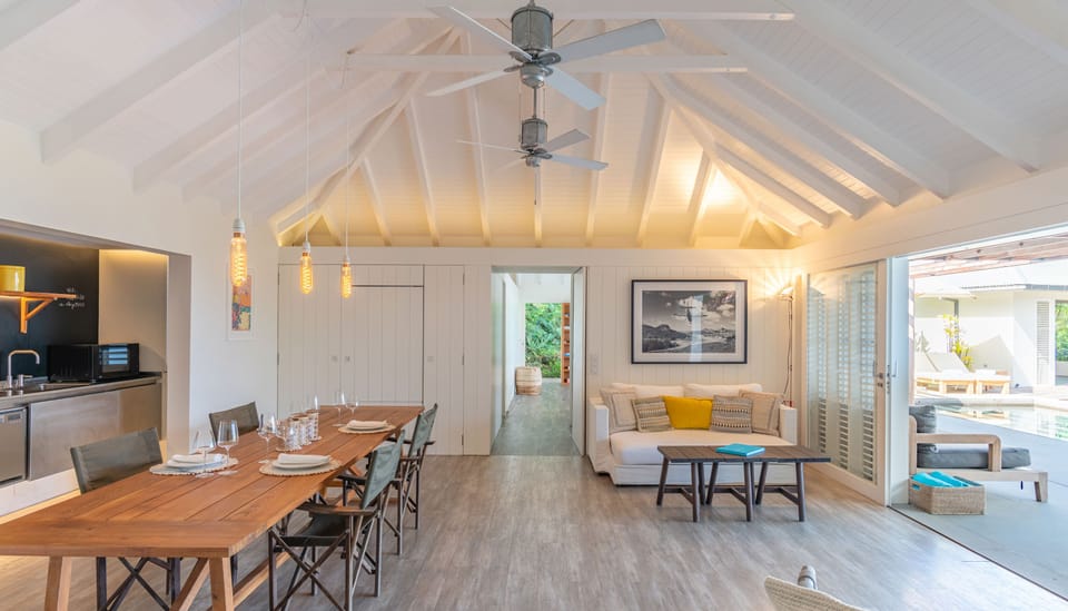 Fully equipped. Electric oven, gas stove, microwave, refrigerator, mixer, centrifuge, freezer, dishwasher, Nespresso machine, blender, kettle, toaster, breakfast bar. Indoor dining table for 8 guests, and outdoor table on the terrace. 