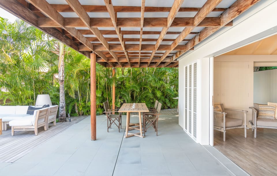 Fully equipped. Electric oven, gas stove, microwave, refrigerator, mixer, centrifuge, freezer, dishwasher, Nespresso machine, blender, kettle, toaster, breakfast bar. Indoor dining table for 8 guests, and outdoor table on the terrace. 