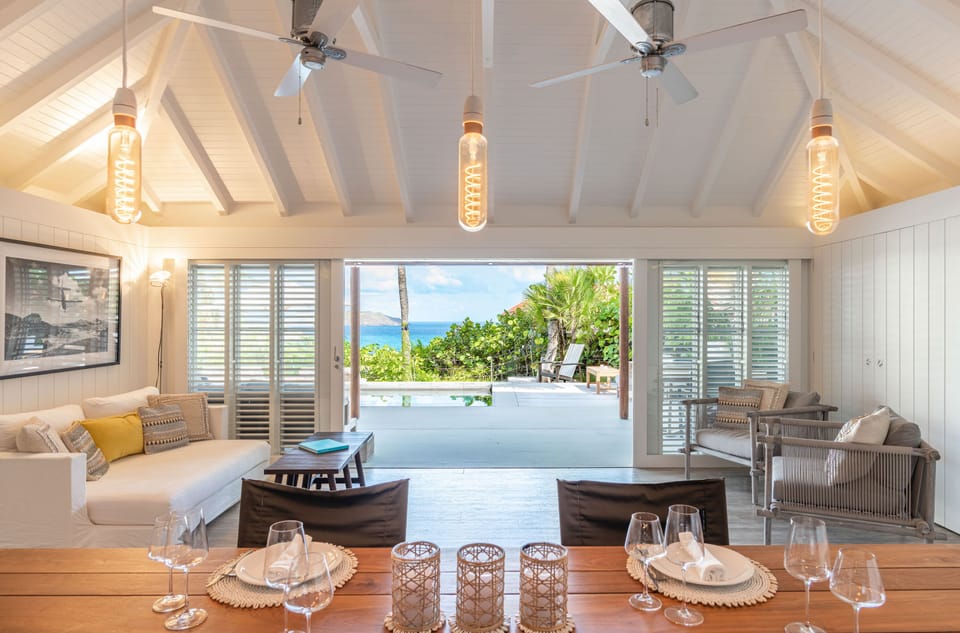 Fully equipped. Electric oven, gas stove, microwave, refrigerator, mixer, centrifuge, freezer, dishwasher, Nespresso machine, blender, kettle, toaster, breakfast bar. Indoor dining table for 8 guests, and outdoor table on the terrace. 