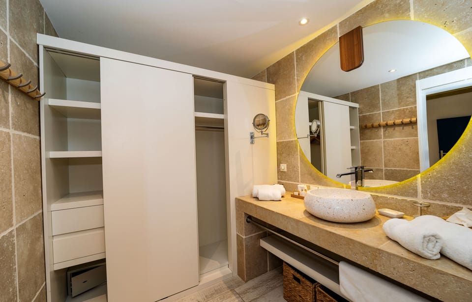 King size bed, air conditioning, HD-TV with American satellite and Apple TV. Adjoining bathroom with Italian shower, hairdryer. Private balcony with ocean views.  