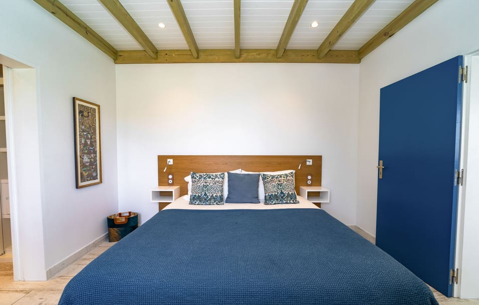 King size bed, air conditioning, HD-TV with American satellite and Apple TV. Adjoining bathroom with Italian shower, hairdryer. Private balcony with ocean views.  