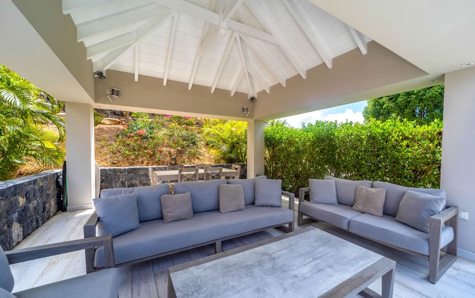 Nice outdoor lounge area, and dining table. 