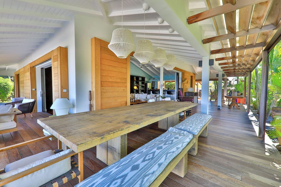 Fully equipped with bar for eight people, gas stove and La Canche oven, ceiling fan, wine cellar, fridge and freezer, ice maker, microwave, dishwasher, toaster, filter coffee maker and Nespresso machine, mixer, electric fruit press. Outside large wooden d
