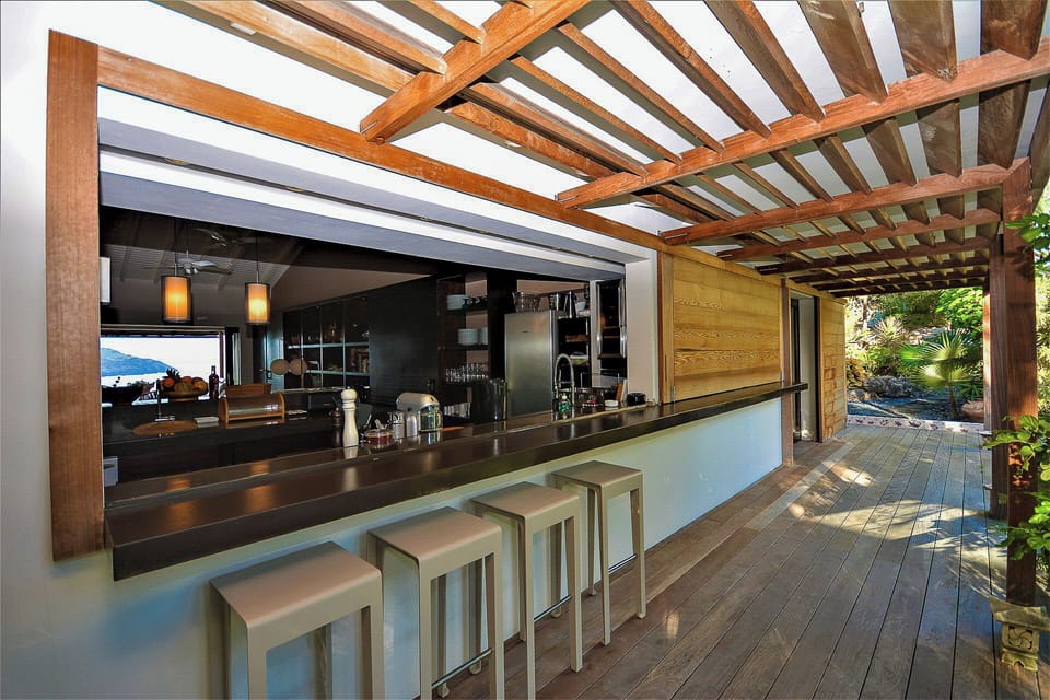 Fully equipped with bar for eight people, gas stove and La Canche oven, ceiling fan, wine cellar, fridge and freezer, ice maker, microwave, dishwasher, toaster, filter coffee maker and Nespresso machine, mixer, electric fruit press. Outside large wooden d