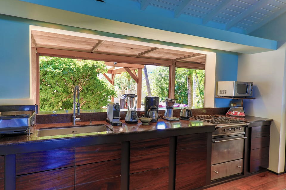 Fully equipped with bar for eight people, gas stove and La Canche oven, ceiling fan, wine cellar, fridge and freezer, ice maker, microwave, dishwasher, toaster, filter coffee maker and Nespresso machine, mixer, electric fruit press. Outside large wooden d