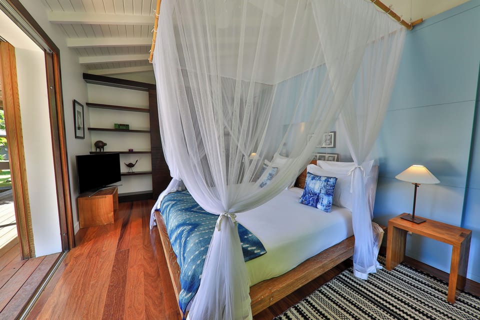 Private bungalow. King size bed, air conditioning, ceiling fan, mosquito nets, small refrigerator, safe, HD-TV, Dish Network, DVD player, Dock iPod, WIFI, large dressing room, mini bar, ensuite bathroom with shower and two sinks, hair dryer, outdoor showe