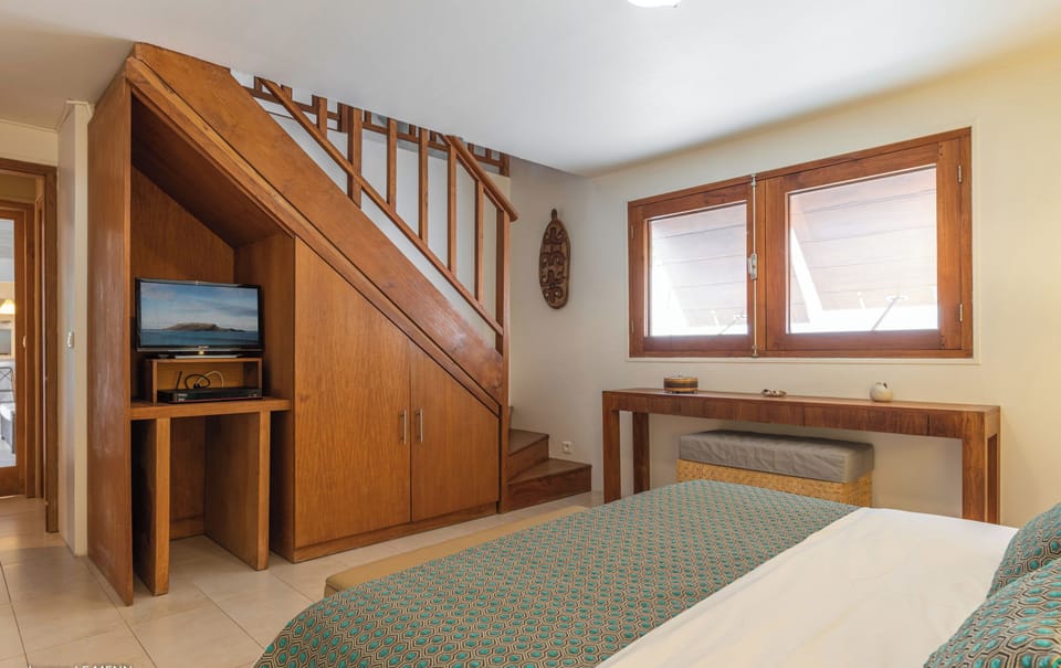 Air conditioning, king size bed, HD-TV, Apple TV. En-suite bathroom with shower. 