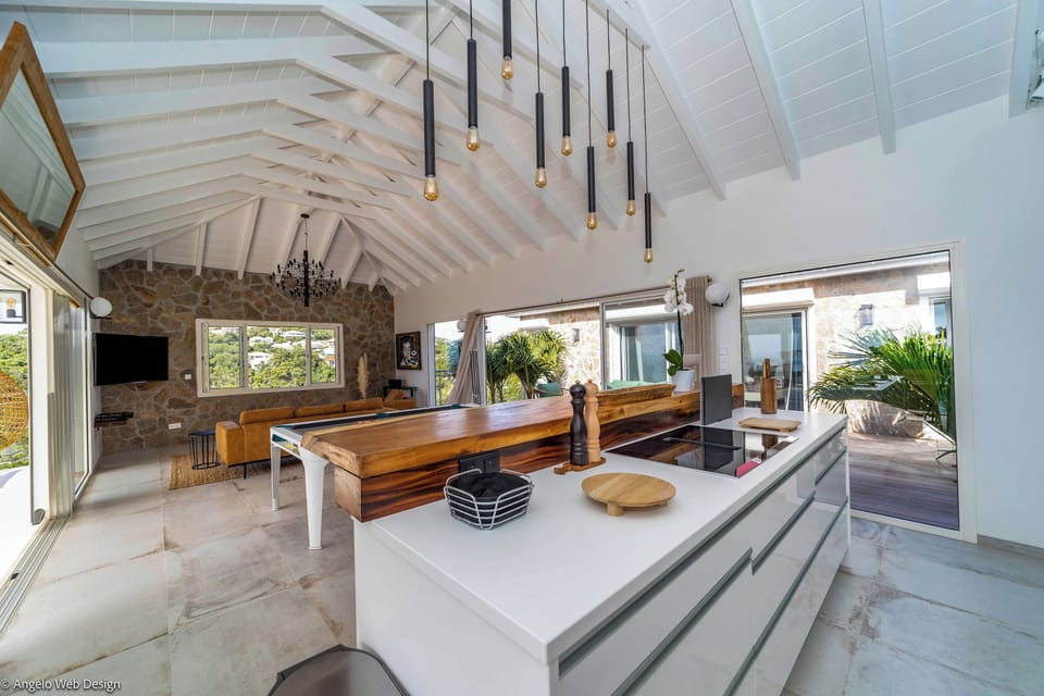 Fully equipped and air-conditioned kitchen. Electric oven, gas stove, microwave, refrigerator, mixer, centrifuge, freezer, dishwasher, Nespresso machine, blender, kettle, toaster, breakfast bar. Outdoor dining table on the covered terrace. 