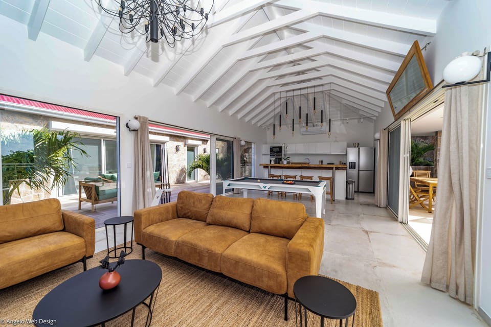 Lounge area opening onto the terrace. Air-conditioning, HD-TV, Dish Network, DVD player, Apple TV, Bose sound system.  