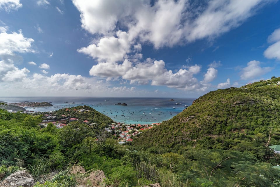 Two level villa with panoramic view over Corossol. Private parking at the entrance of the property. 