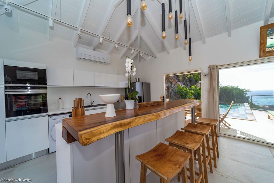 Fully equipped and air-conditioned kitchen. Electric oven, gas stove, microwave, refrigerator, mixer, centrifuge, freezer, dishwasher, Nespresso machine, blender, kettle, toaster, breakfast bar. Outdoor dining table on the covered terrace. 