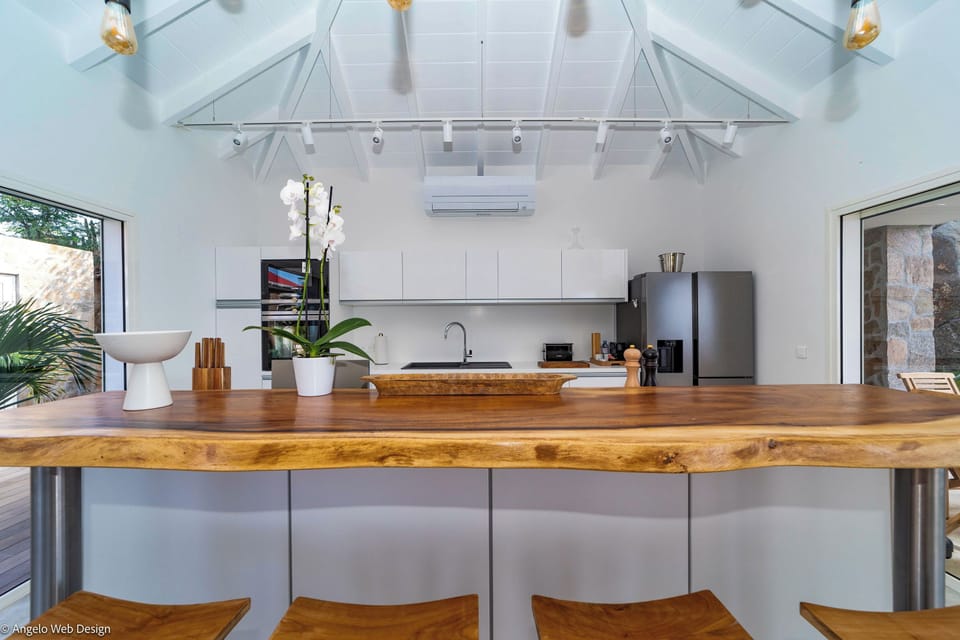 Fully equipped and air-conditioned kitchen. Electric oven, gas stove, microwave, refrigerator, mixer, centrifuge, freezer, dishwasher, Nespresso machine, blender, kettle, toaster, breakfast bar. Outdoor dining table on the covered terrace. 