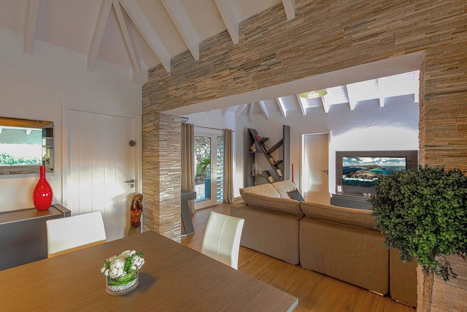 Lounge area opening onto the terrace. Air-conditioning, HD-TV, Dish Network, DVD player, Apple TV, Bose sound system.  