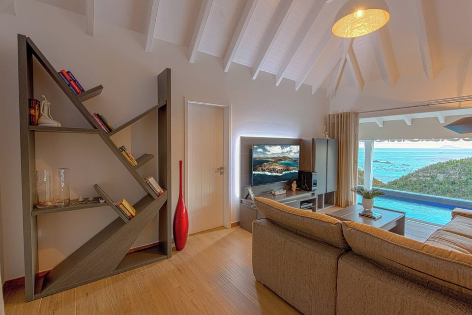 Lounge area opening onto the terrace. Air-conditioning, HD-TV, Dish Network, DVD player, Apple TV, Bose sound system.  