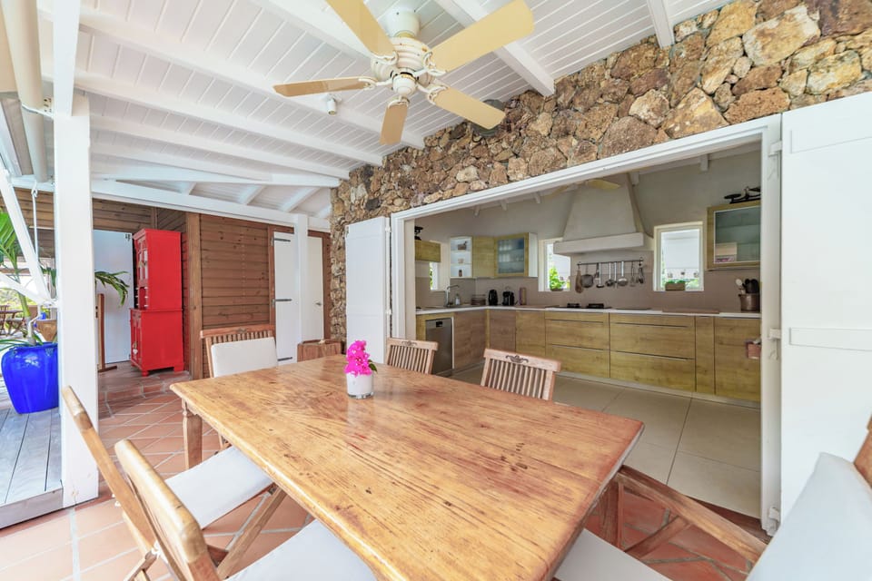 Fully equipped kitchen with electric oven, cooker with two gas and two glass-ceramics, microwave, fridge, freezer with ice maker, filter coffee maker and Nespresso coffee machine, dishwasher, blender, food processor, electric kettle, hood, toaster. Dining