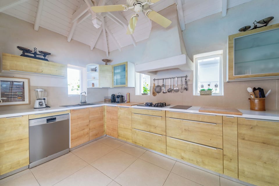 Fully equipped kitchen with electric oven, cooker with two gas and two glass-ceramics, microwave, fridge, freezer with ice maker, filter coffee maker and Nespresso coffee machine, dishwasher, blender, food processor, electric kettle, hood, toaster. Dining