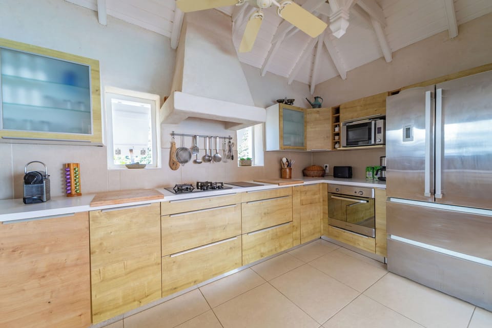 Fully equipped kitchen with electric oven, cooker with two gas and two glass-ceramics, microwave, fridge, freezer with ice maker, filter coffee maker and Nespresso coffee machine, dishwasher, blender, food processor, electric kettle, hood, toaster. Dining