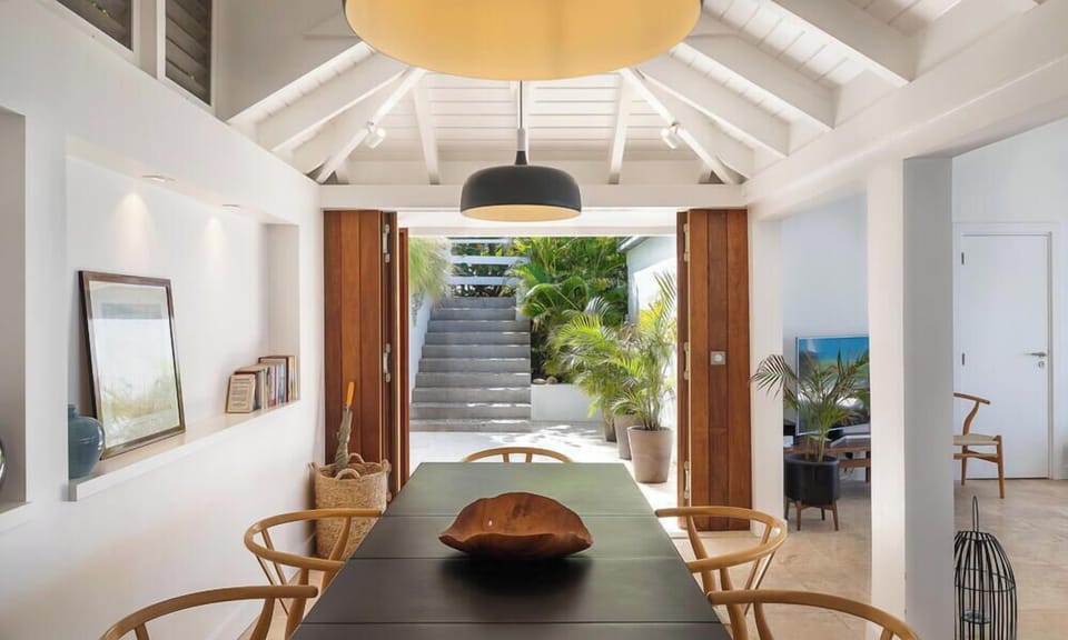 Modern and well equipped for six people. Refrigerator, freezer with ice maker, gas hob, oven, electric kettle, microwave, filter coffee maker and espresso and Nespresso machine, blender, dishwasher, toaster. Dining table for eight guests. 