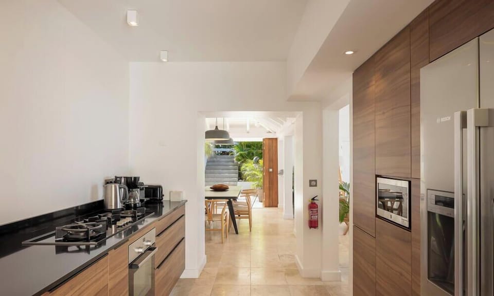 Modern and well equipped for six people. Refrigerator, freezer with ice maker, gas hob, oven, electric kettle, microwave, filter coffee maker and espresso and Nespresso machine, blender, dishwasher, toaster. Dining table for eight guests. 