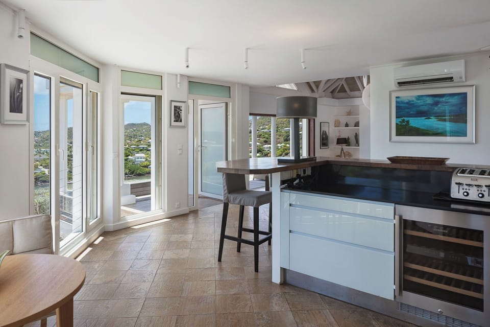 Fully equipped kitchen, fridge and freezer with ice machine, cooking range with gas burners, hood, microwave, dishwasher, filter coffee maker and espresso coffee machine, wine cooler, toaster. Outdoor dining table on the covered terrace. 