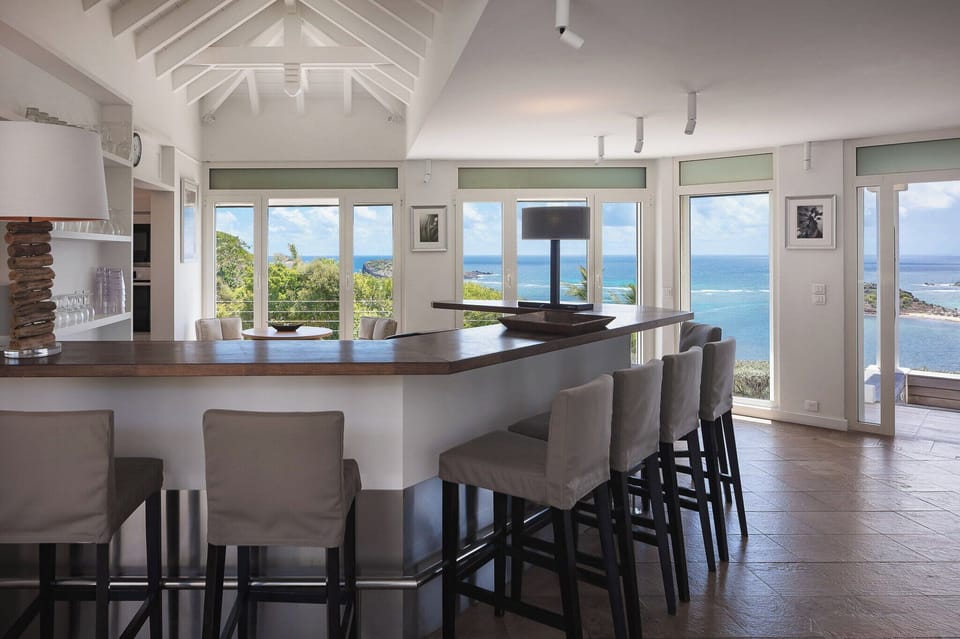 Fully equipped kitchen, fridge and freezer with ice machine, cooking range with gas burners, hood, microwave, dishwasher, filter coffee maker and espresso coffee machine, wine cooler, toaster. Outdoor dining table on the covered terrace. 