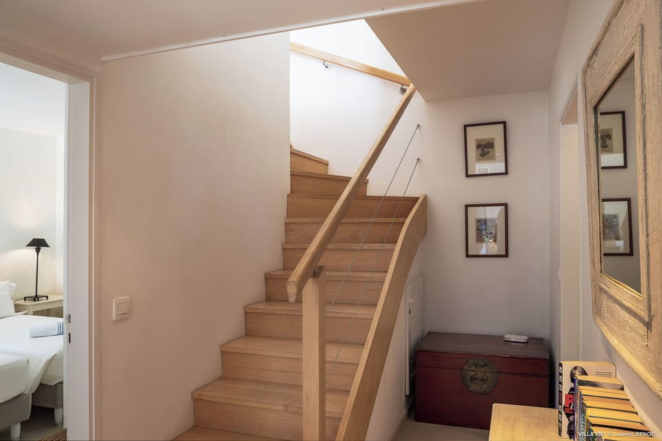 Situated on the lower level. Queen size bed (can be prepared as twin beds), air conditioning, telephone, safe. Ensuite bathroom shared with bedroom 2 with rain shower and normal shower, two sinks, hair dryer, bath and beach towels. 
