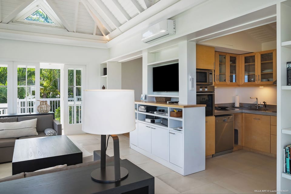 Situated on the upper level. Air-conditioning, HD-TV, DVD player, Dish Network satellite, iPod dock, ceiling fan, telephone, WIFI. Ocean view.