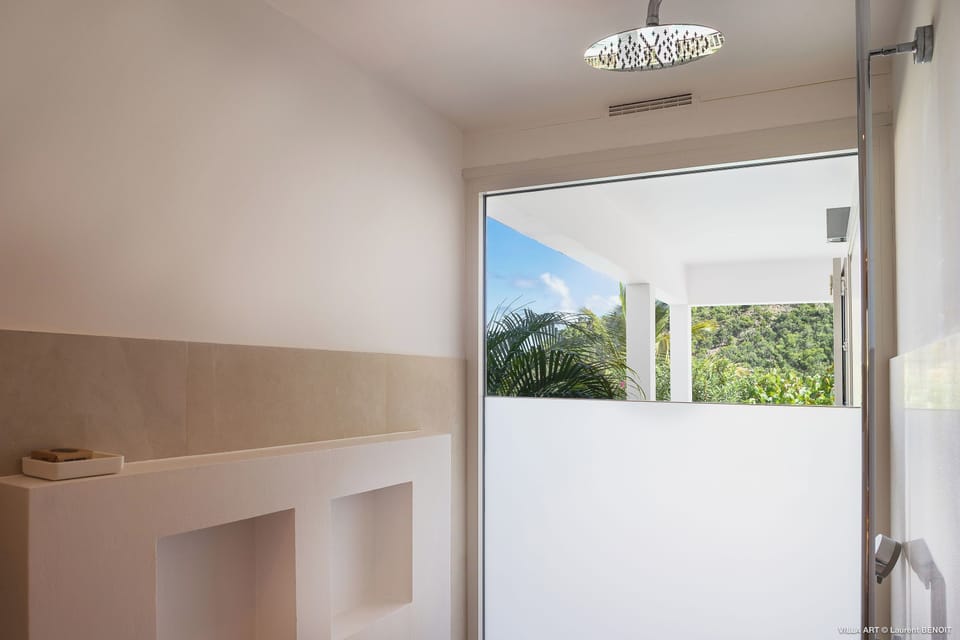 Situated on the lower level. Queen size bed (can be prepared as twin beds), air conditioning, telephone, safe. Ensuite bathroom with rain shower and normal shower, two sinks, hair dryer, bath and beach towels. Ocean view. 