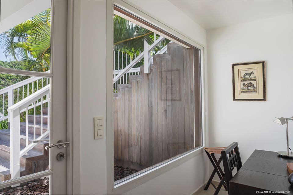 Situated on the lower level. Queen size bed (can be prepared as twin beds), air conditioning, telephone, safe. Ensuite bathroom shared with bedroom 3 with rain shower and normal shower, two sinks, hair dryer, bath and beach towels. 