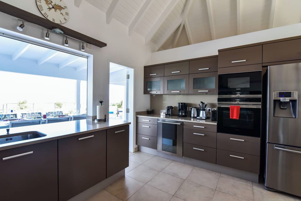 Fully equipped with bar, electric oven, gas stove, dishwasher, fridge and freezer, ice machine, microwave, toaster, filter coffee maker, and espresso coffee machine, blender, wine cellar, modern hood, electric fruit press. Lunch area with five stools. Out