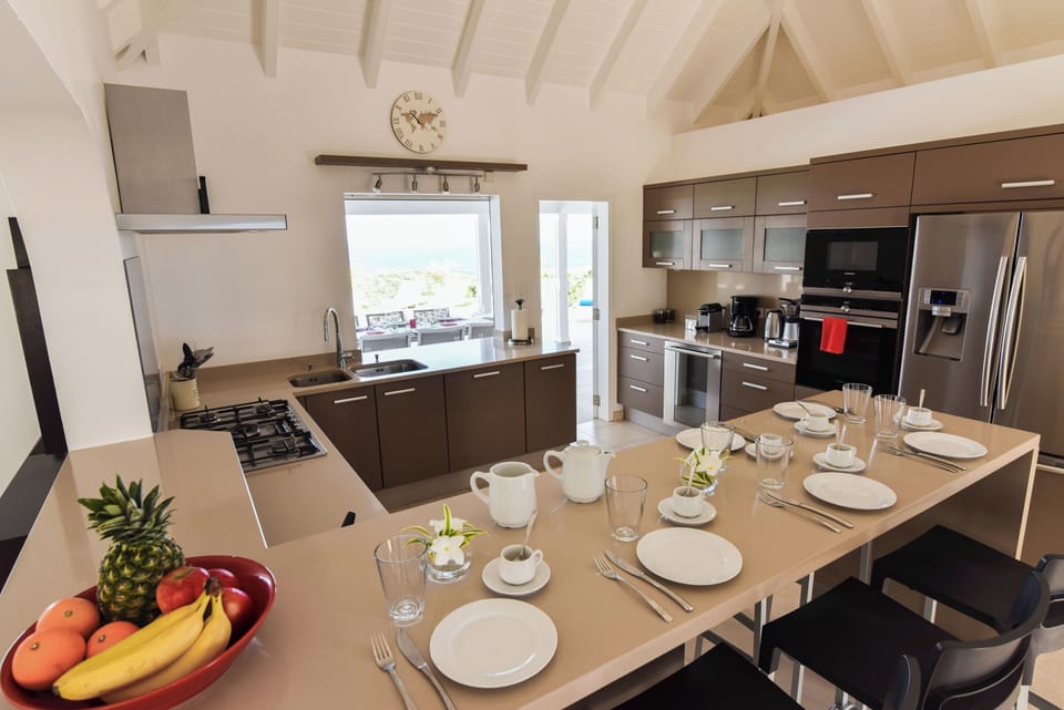 Fully equipped with bar, electric oven, gas stove, dishwasher, fridge and freezer, ice machine, microwave, toaster, filter coffee maker, and espresso coffee machine, blender, wine cellar, modern hood, electric fruit press. Lunch area with five stools. Out