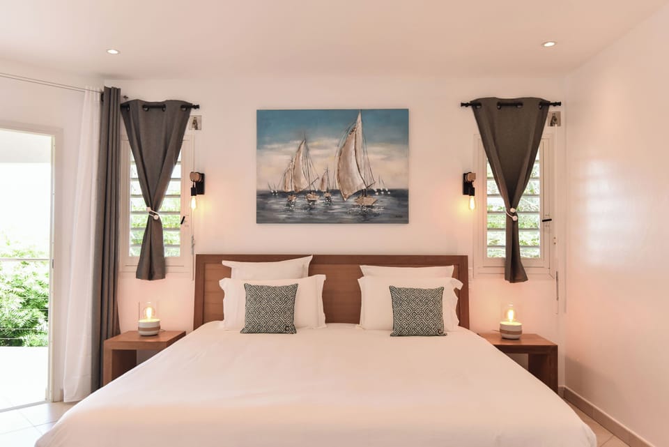 Located on the lower floor. King size bed, mosquito screen, air conditioning, ceiling fan, HD-TV, Dish Network, DVD player, Sound system, iPod connection, phone, Safe, large dressing room. Ensuite bathroom, double washbasins, bath tub, shower, screened wi