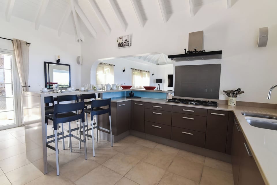 Fully equipped with bar, electric oven, gas stove, dishwasher, fridge and freezer, ice machine, microwave, toaster, filter coffee maker, and espresso coffee machine, blender, wine cellar, modern hood, electric fruit press. Lunch area with five stools. Out