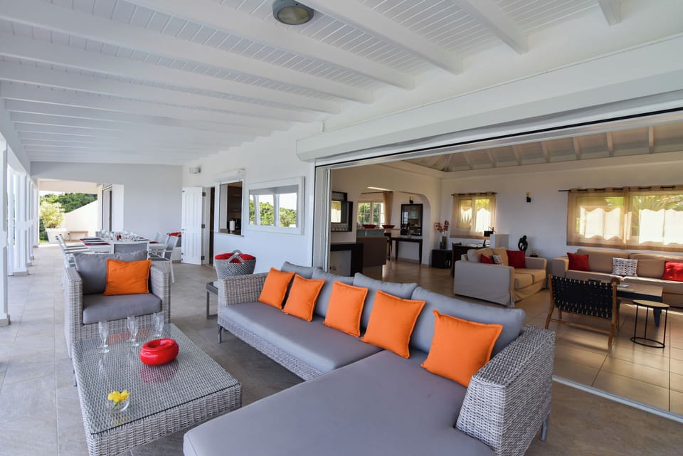 Large HD-TV, Dish Network, Blu-Ray DVD player, Bose sound system, iPod dock. Outside lounge on the covered terrace. Ocean view. 